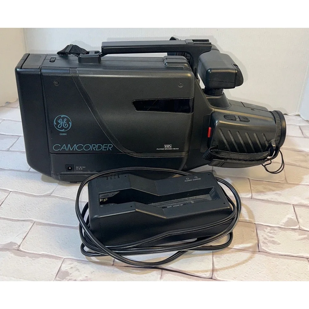 GE CG684 VHS‎ Camcorder 8X Power Zoom Auto Focus Vintage Video Camera w/Charger
